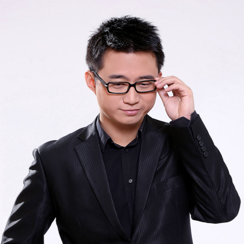 黄河清老师——本科毕业于北京大学外国语学院,后于欧洲商学院(escp